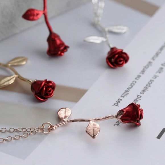 Jewelry - 🥳HOST PICK🥳 Gold Rose Necklace